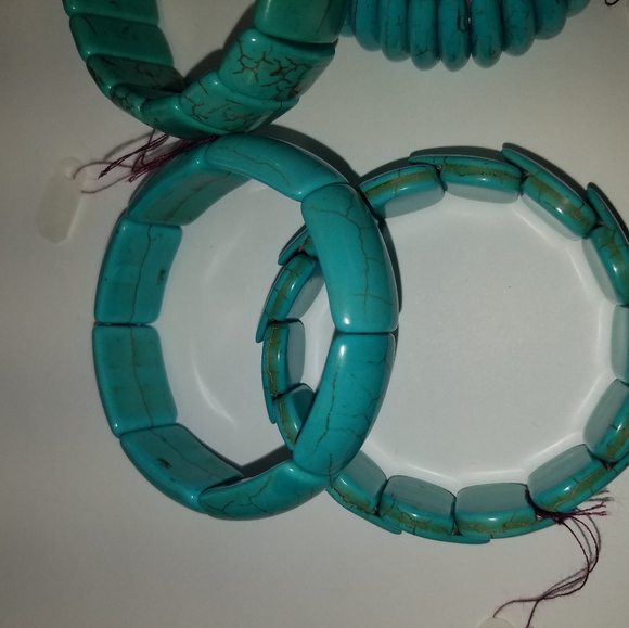 New Turquoise Dyed Howalite stretch Bracelet - Picture 3 of 8
